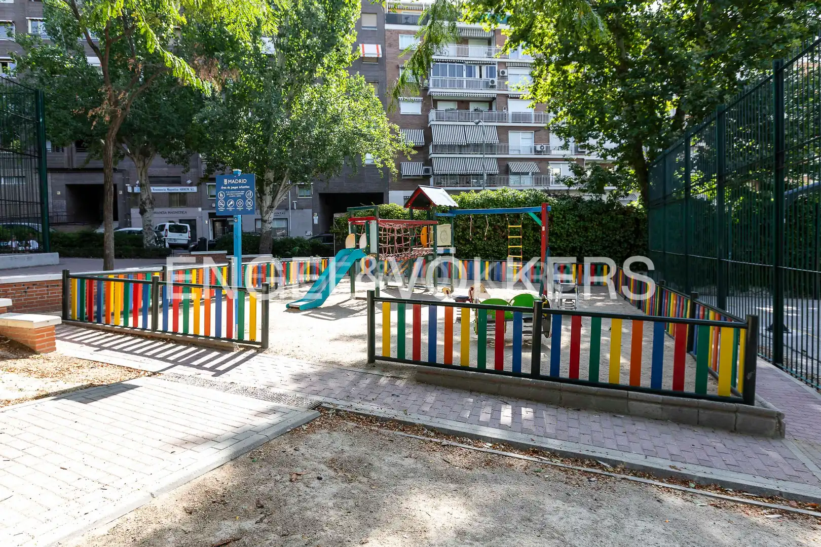 Vista exterior de Casa o xalet en venda en Madrid amb Calefacció, Jardí privat i Balcó