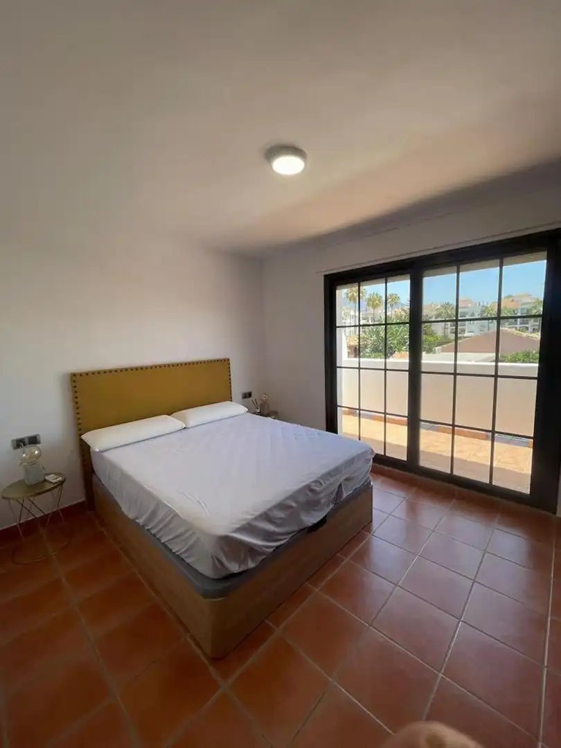 Dormitori de Casa adosada de lloguer en Marbella amb Aire condicionat, Terrassa i Moblat