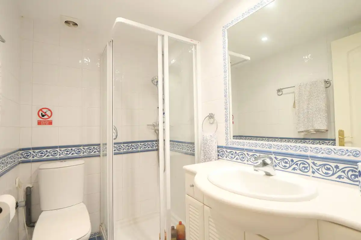 Baño de Casa adosada en venta en Marbella con Aire acondicionado, Terraza y Piscina comunitaria