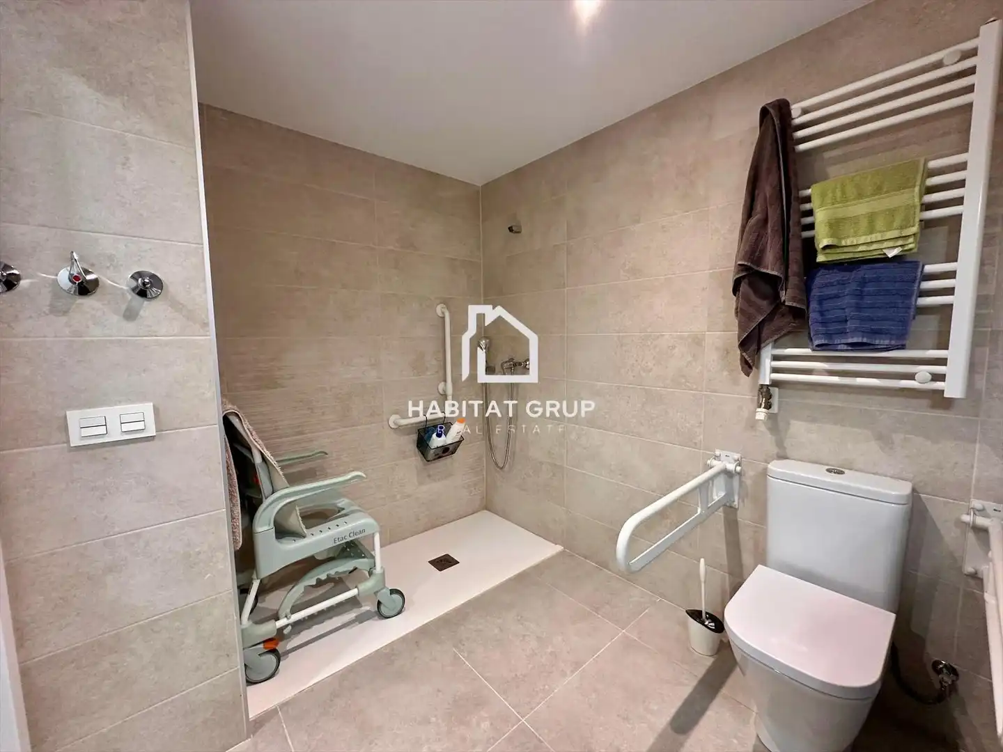 Badezimmer von Wohnung zum Verkauf in Salt mit Klimaanlage und Terrasse