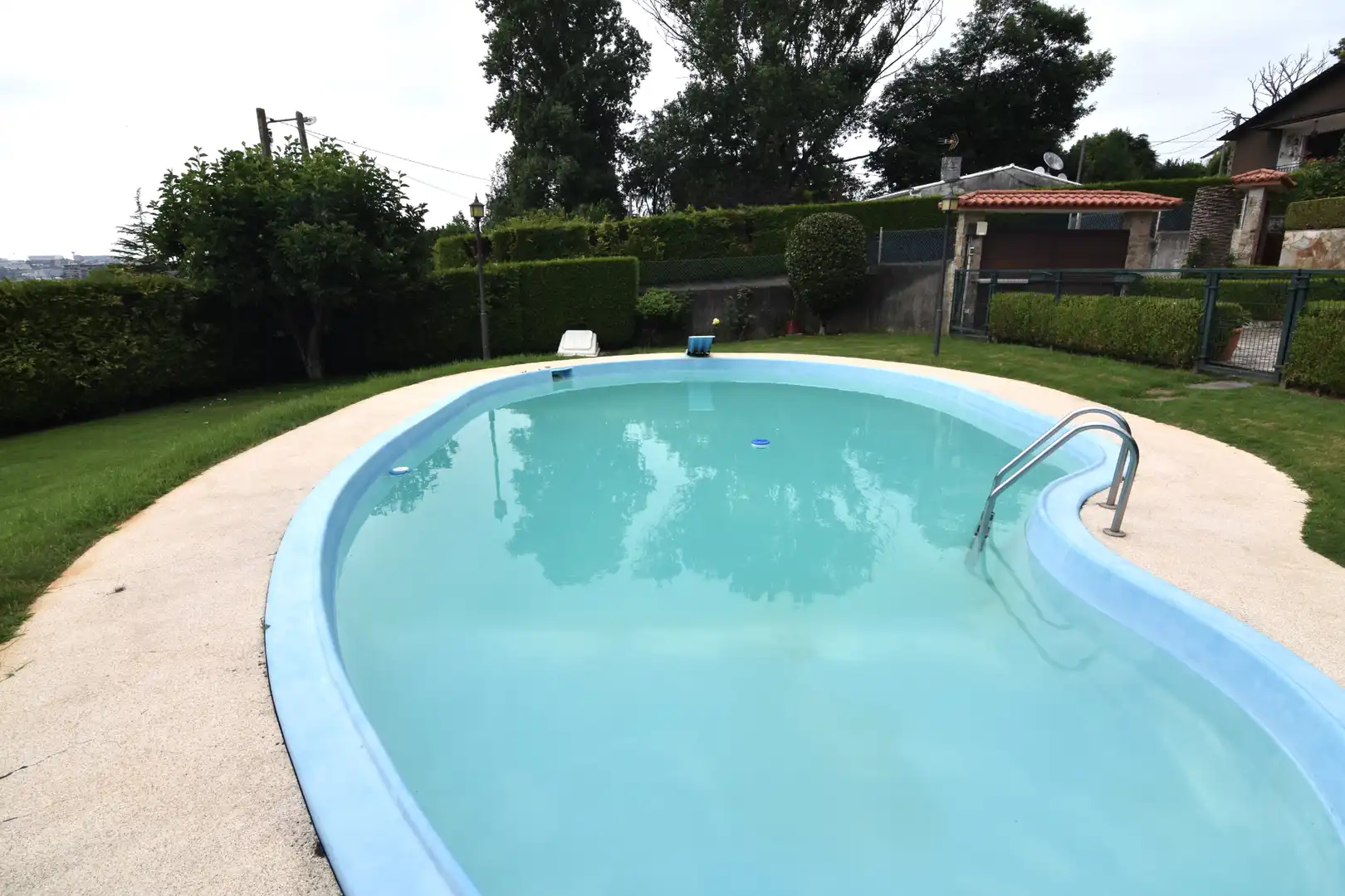 Piscina de Casa o chalet en venta en Oleiros con Calefacción, Jardín privado y Parquet