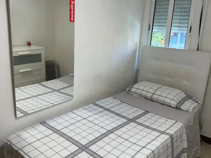 Bedroom of Flat for share in Cornellà de Llobregat  with Heating, Furnished and Oven
