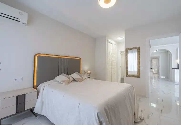 Schlafzimmer von Wohnung zum Verkauf in Marbella mit Klimaanlage, Heizung und Privatgarten