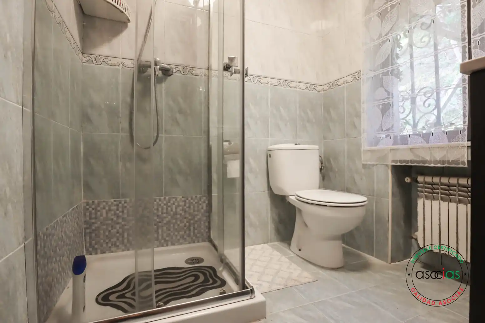 Bany de Casa o xalet en venda en Oviedo  amb Calefacció, Jardí privat i Parquet