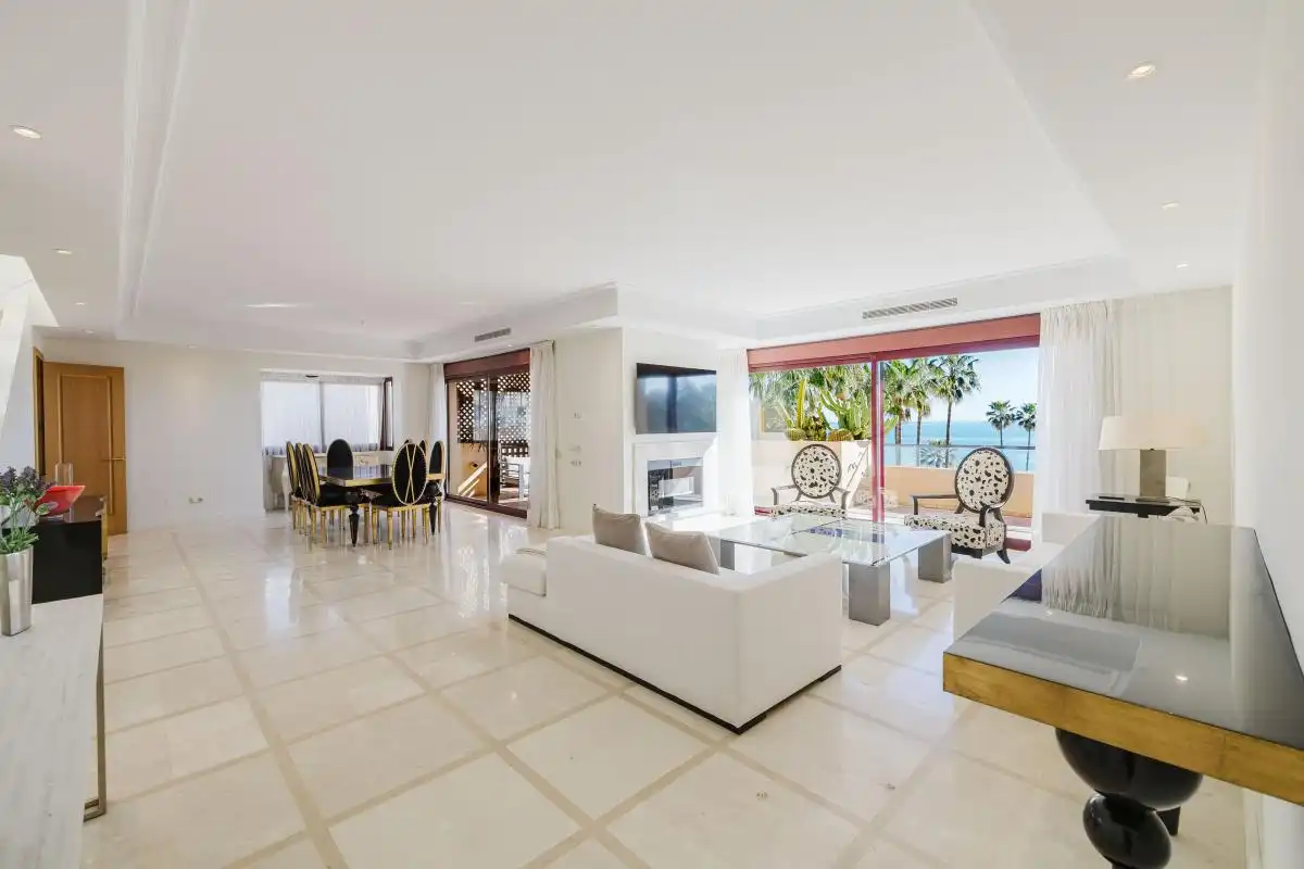 Sala d'estar de Dúplex en venda en Estepona amb Aire condicionat, Calefacció i Jardí privat