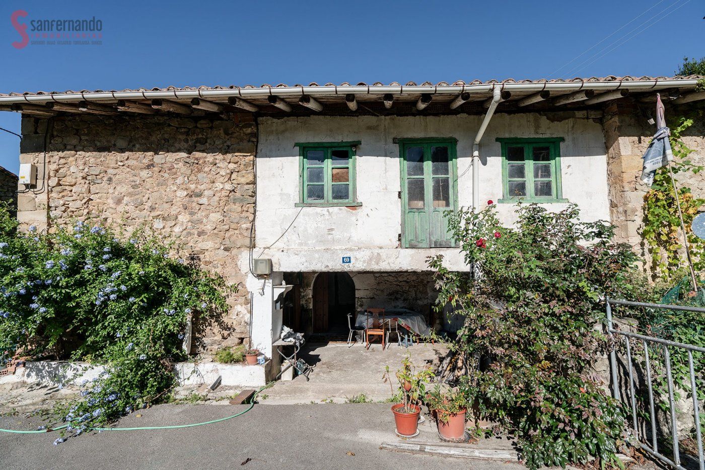 Vista exterior de Casa o xalet en venda en Santiurde de Toranzo amb Jardí privat