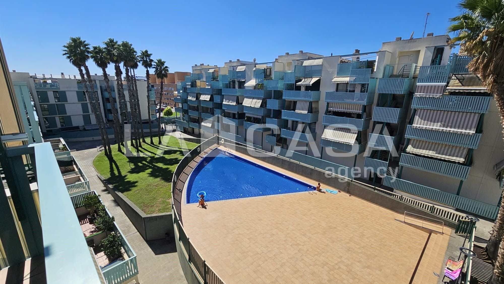 Vista exterior de Dúplex en venda en Badalona amb Calefacció, Terrassa i Piscina