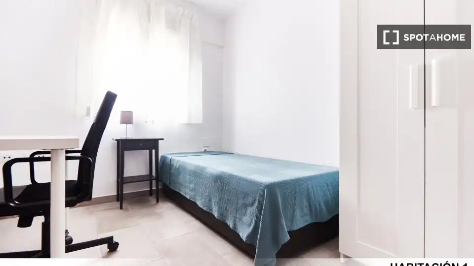 Bedroom of Flat for rent in Sevilla  with Air Conditioner, Heating and Furnished