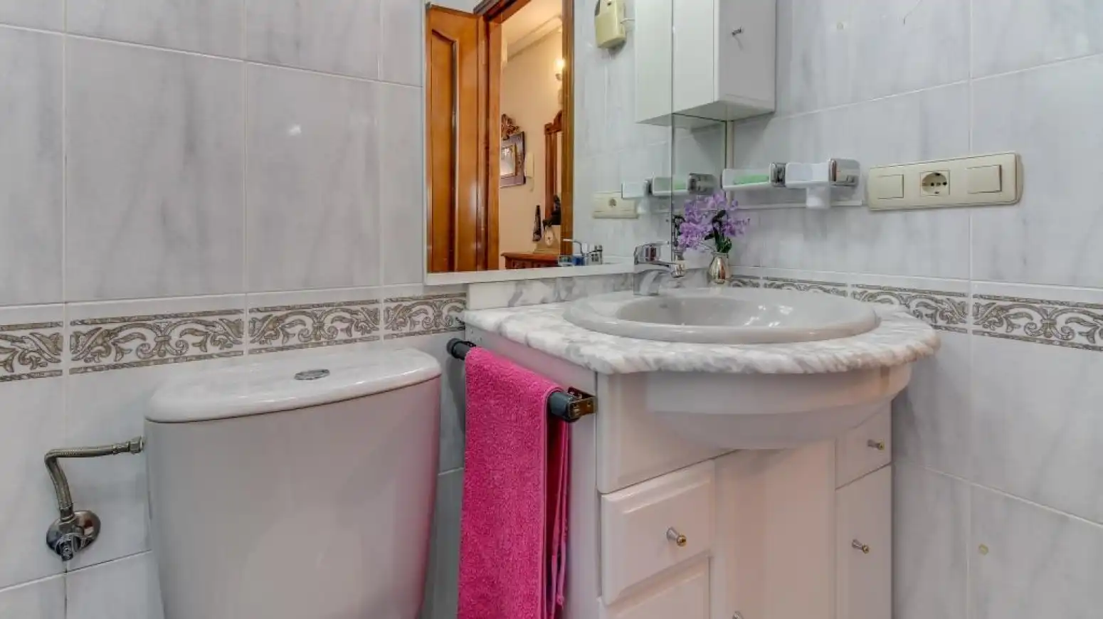 Badezimmer von Einfamilien-Reihenhaus zum Verkauf in Salamanca mit Heizung, Privatgarten und Parkett