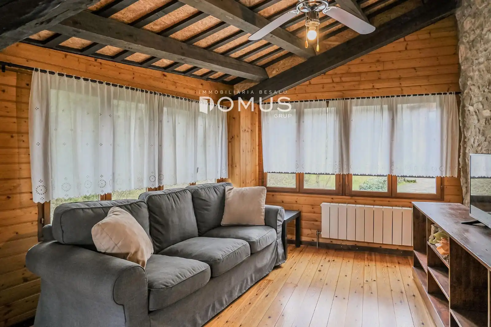 Sala de estar de Finca rústica en venta en Santa Pau con Calefacción, Parquet y Piscina