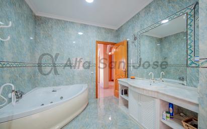 Bathroom of Flat for sale in La Rinconada  with Air Conditioner and Swimming Pool