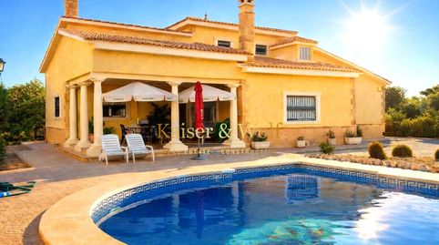 Chalet con gran parcela y piscina en Torrellano