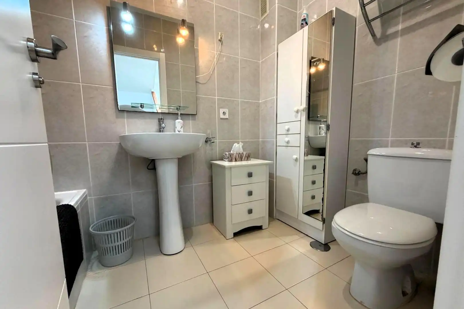 Badezimmer von Einfamilien-Reihenhaus zum Verkauf in Torrevieja mit Klimaanlage, Heizung und Terrasse
