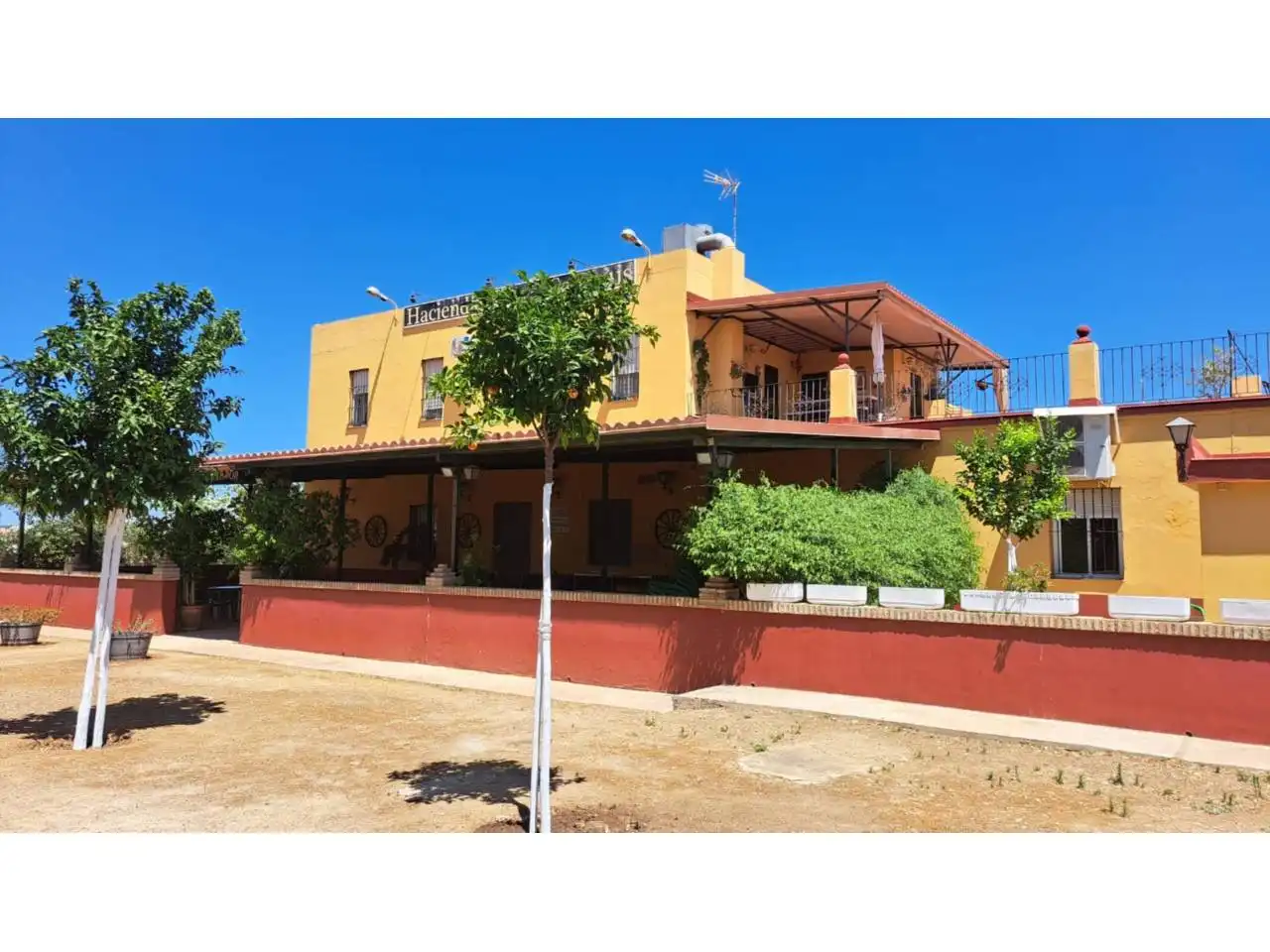 Casa rústica amb jardí en venda a Carretera Burguillos 1