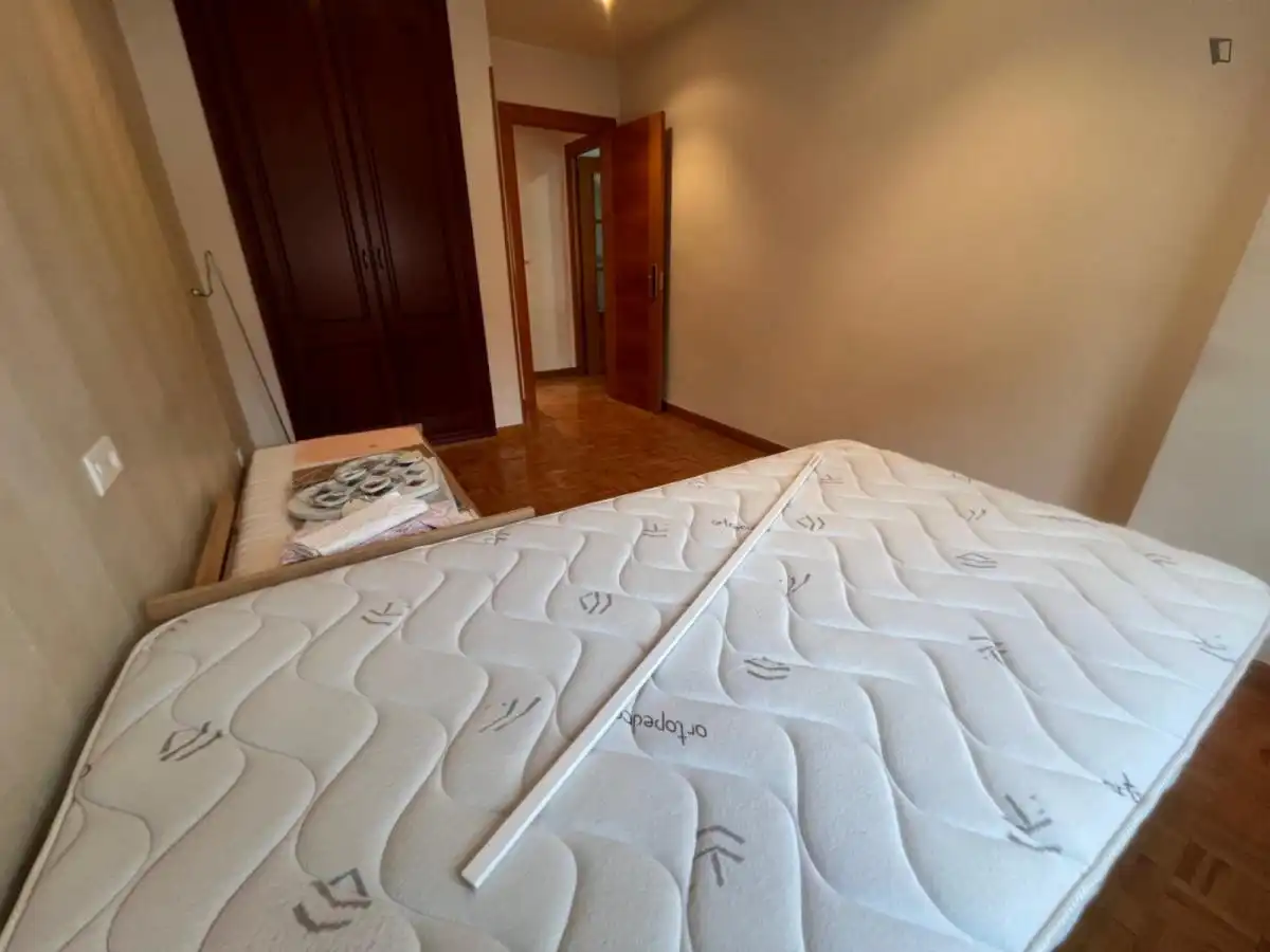 Schlafzimmer von Wohnungen zur untervermieten in Burgos mit Möbliert, Ofen und Waschmaschine