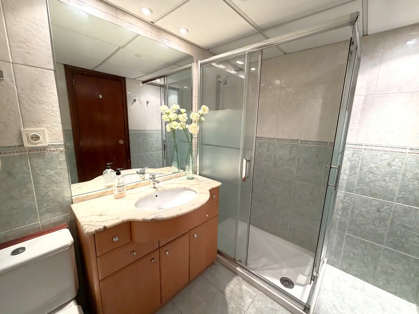 Baño de Piso de alquiler en Alicante / Alacant con Aire acondicionado, Terraza y Amueblado