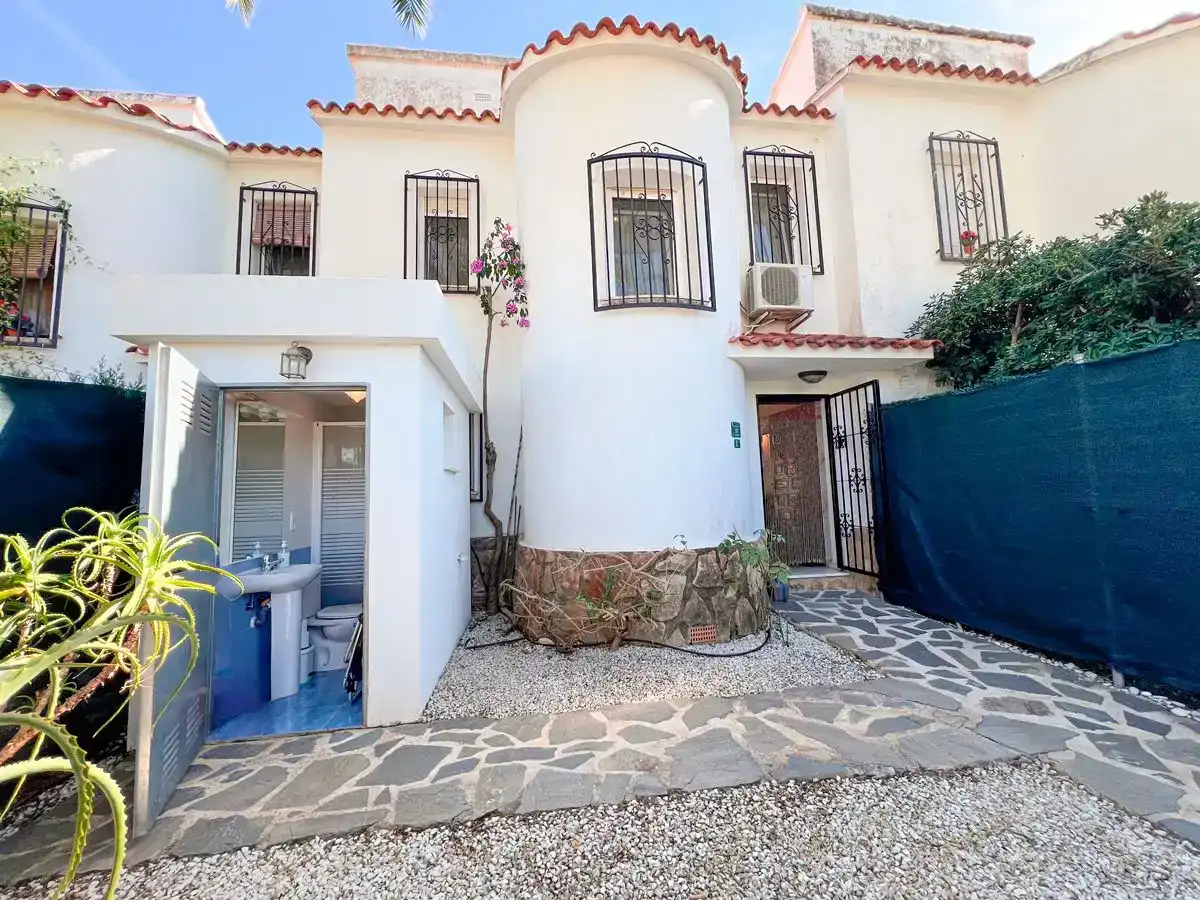 Vista exterior de Casa adosada en venda en Dénia amb Aire condicionat i Piscina