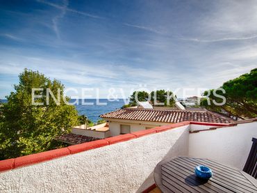 Semi-detached house with balcony for sale in Carrer Roses