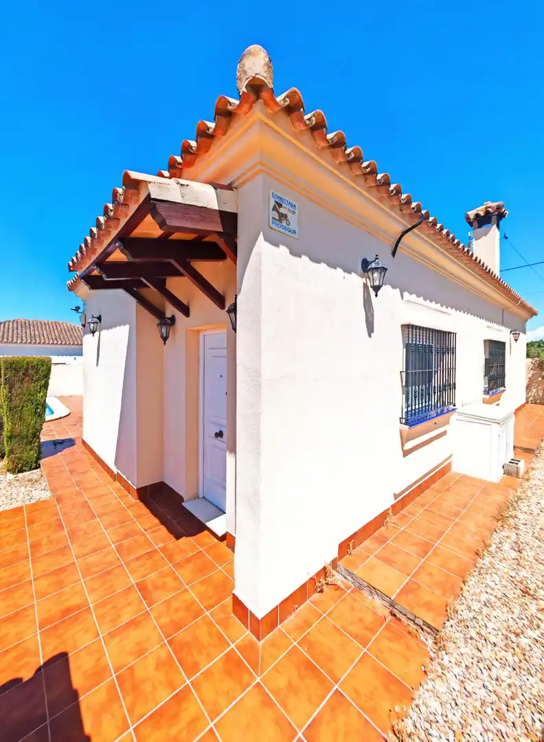 Vista exterior de Casa o xalet en venda en Chiclana de la Frontera amb Aire condicionat, Jardí privat i Piscina