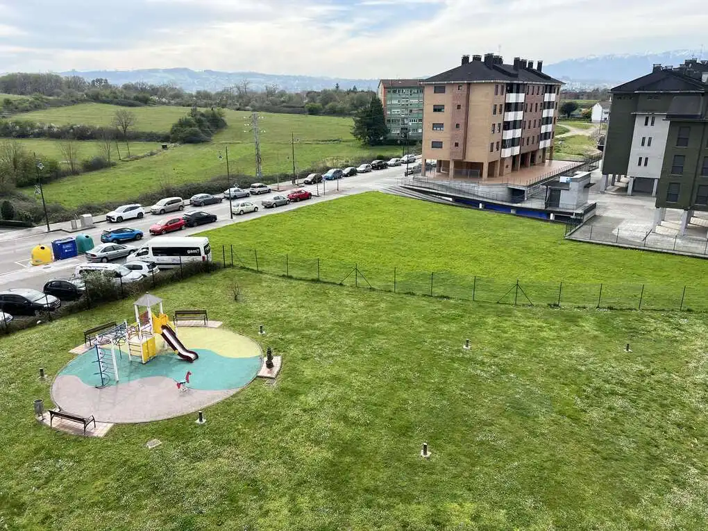 Aparcament de Pis en venda en Siero amb Calefacció, Jardí privat i Parquet