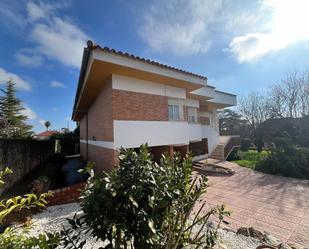 Vista exterior de Casa o xalet en venda en  Córdoba Capital amb Jardí privat, Terrassa i Piscina