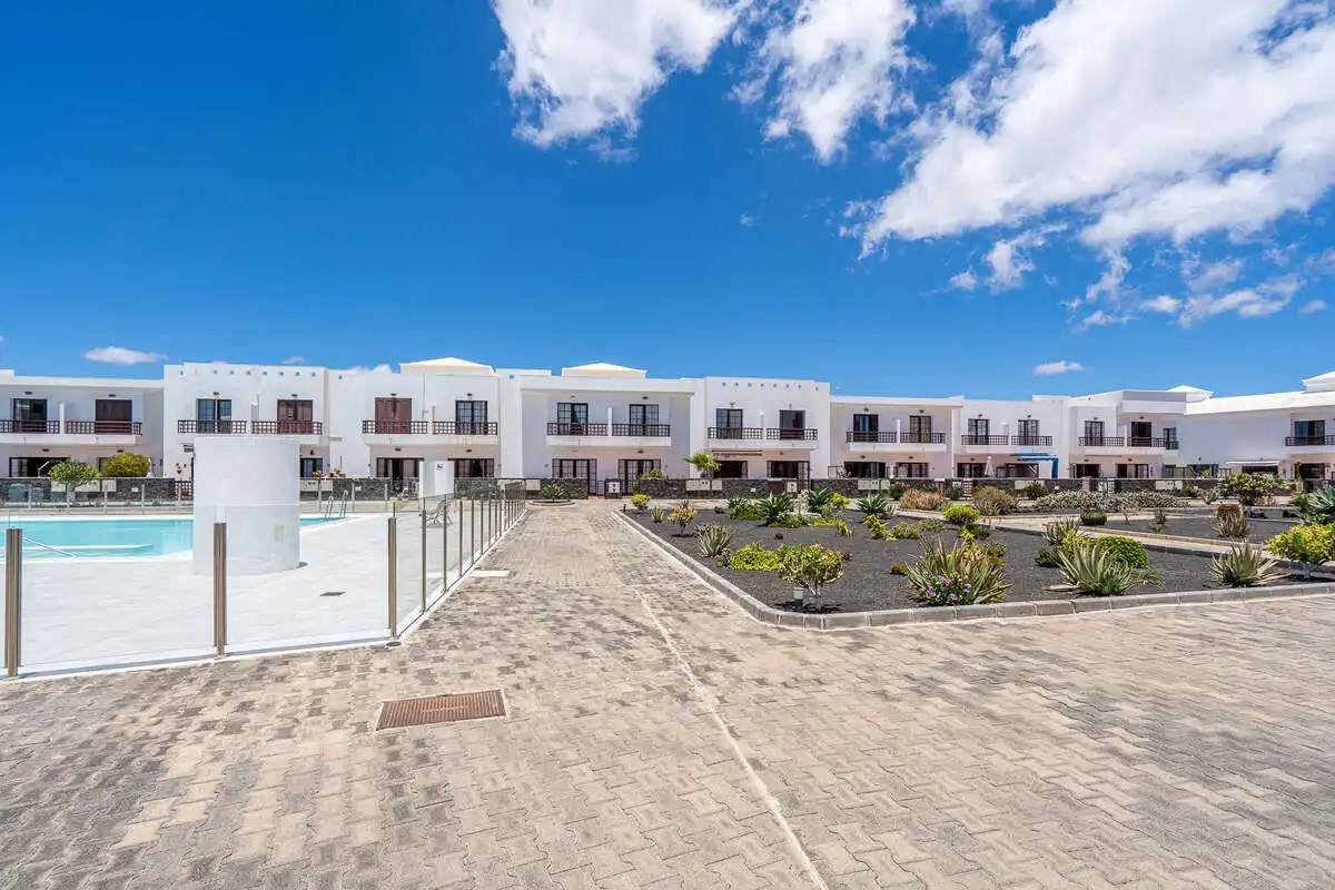 Vista exterior de Dúplex en venta en Teguise con Piscina comunitaria