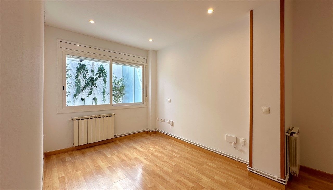 Bedroom of Flat for sale in  Barcelona Capital  with Air Conditioner, Heating and Parquet flooring