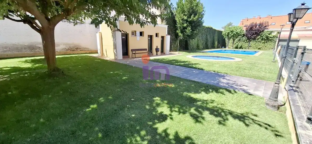 Jardín de Casa adosada en venta en Valdepeñas con Aire acondicionado, Calefacción y Piscina comunitaria