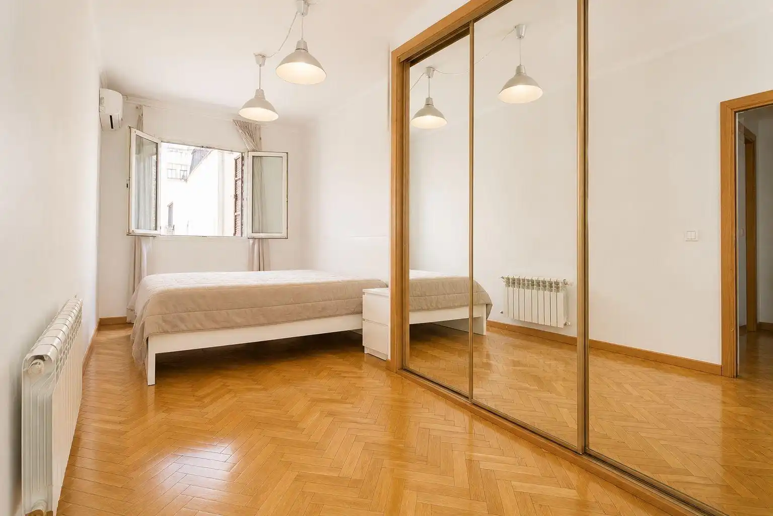 Bedroom of Flat for sale in Madrid  with Air Conditioner, Heating and Parquet flooring
