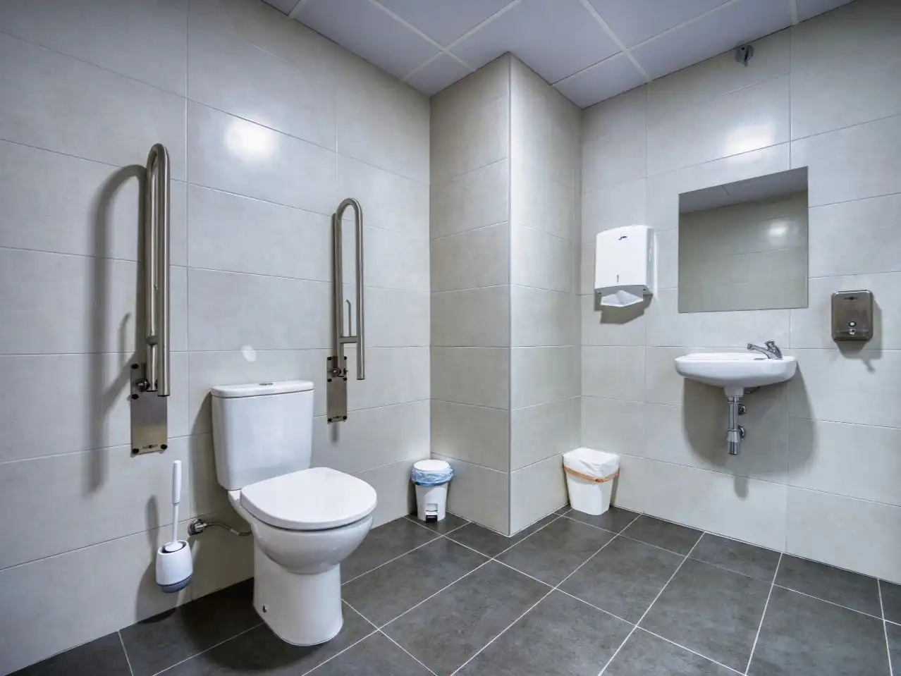 Bathroom of Storage room for rent in Sevilla  with Alarm