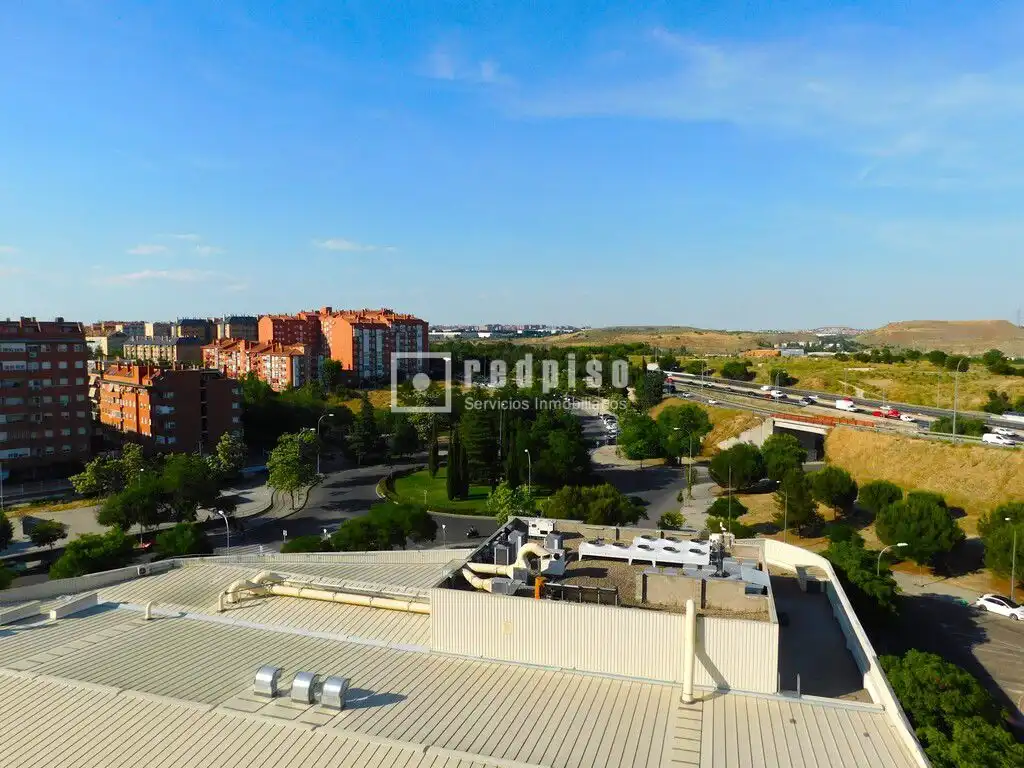 Vista exterior de Piso de alquiler en Madrid con Aire acondicionado, Calefacción y Jardín privado