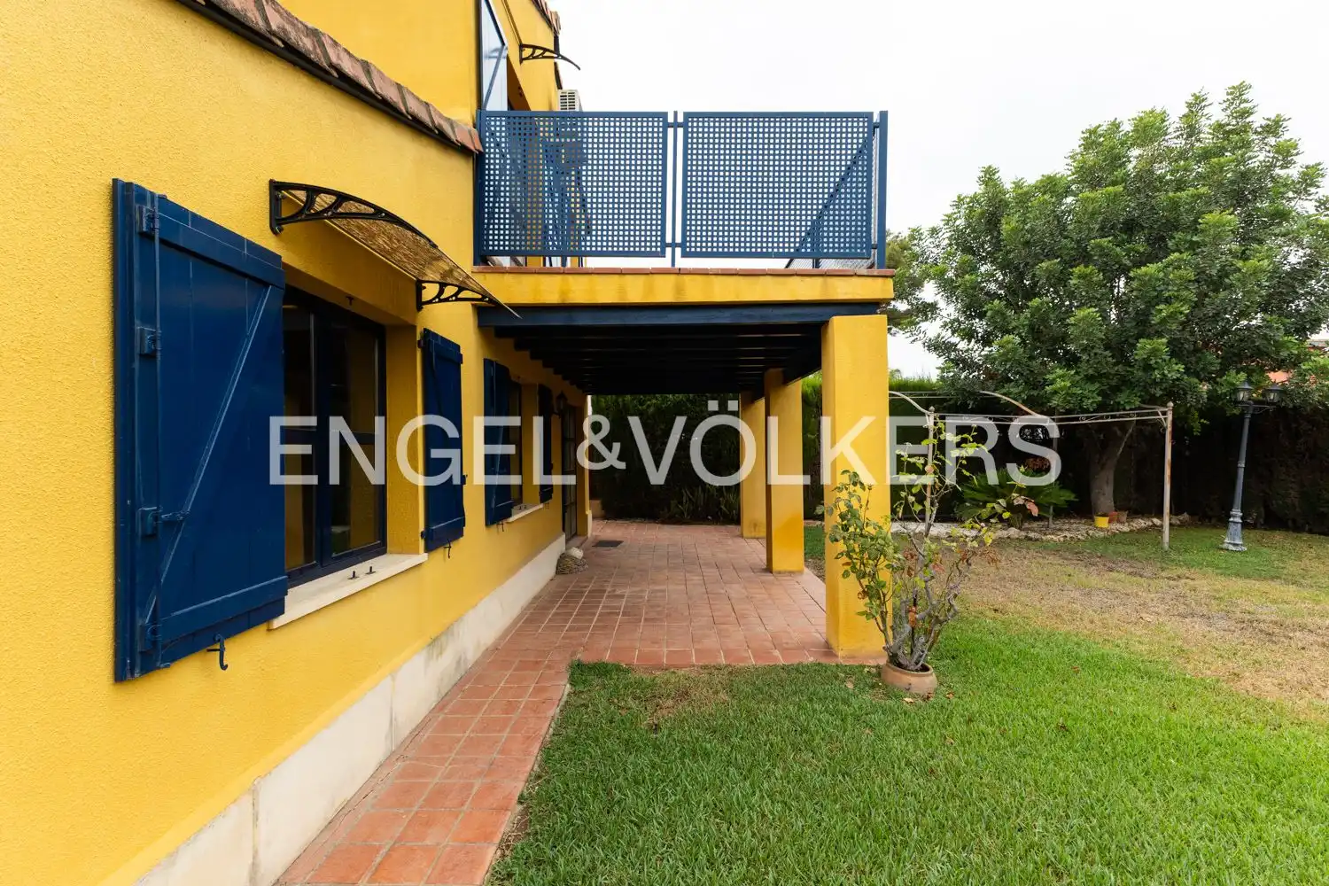 Vista exterior de Casa o xalet en venda en Riba-roja de Túria amb Aire condicionat, Calefacció i Jardí privat