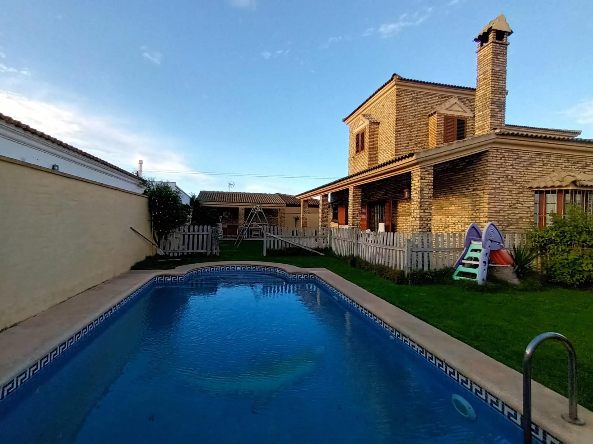 Piscina de Casa o xalet en venda en Chiclana de la Frontera amb Calefacció, Traster i Jacuzzi