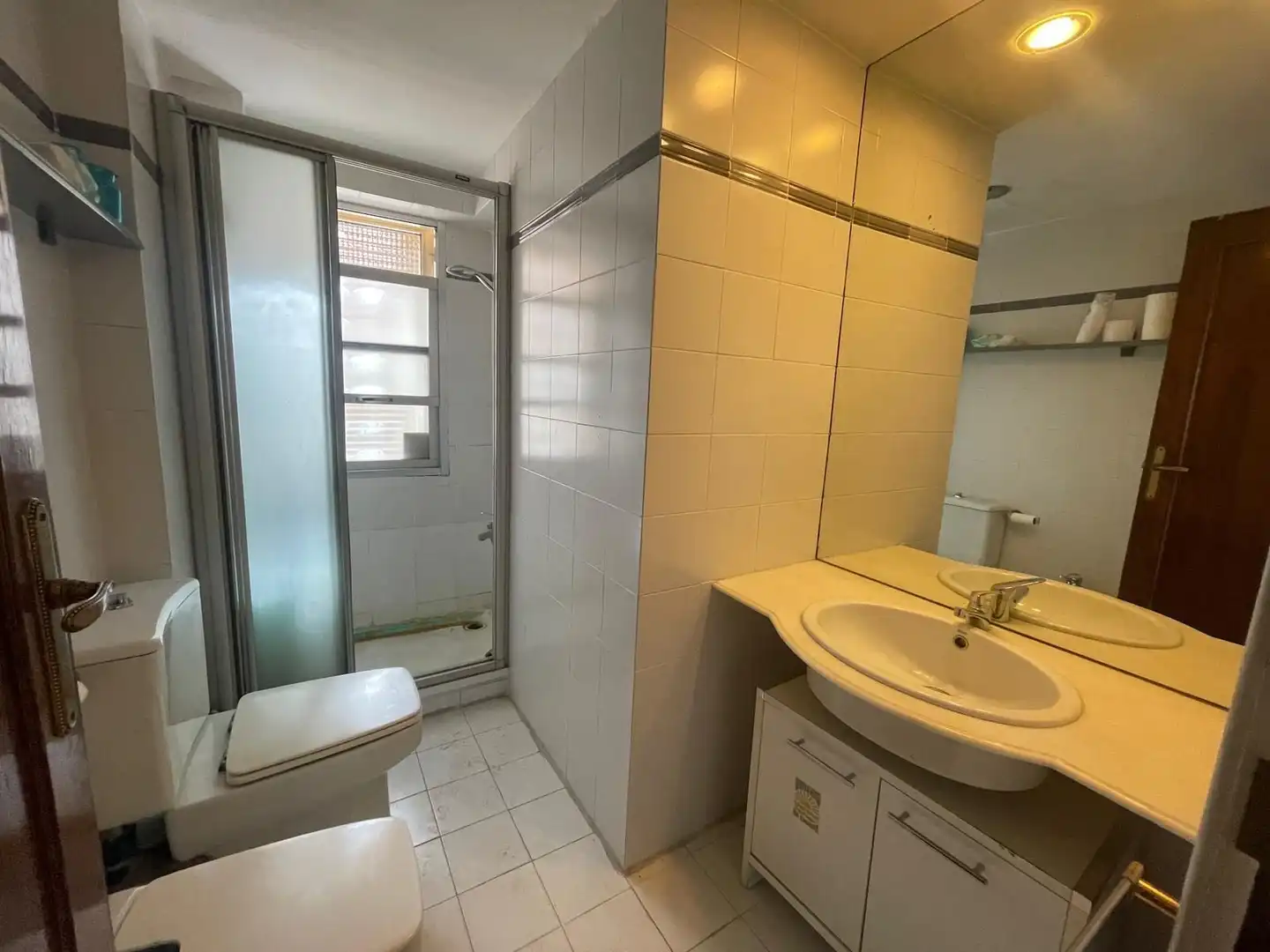 Bathroom of Flat for sale in Madrid  with Air Conditioner and Heating
