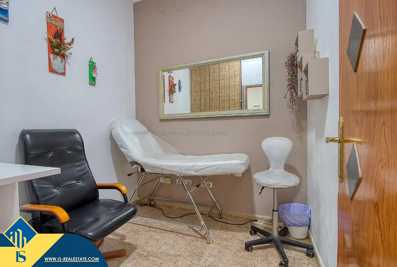Dormitori de Local en venda en Torrevieja amb Aire condicionat, Calefacció i Moblat