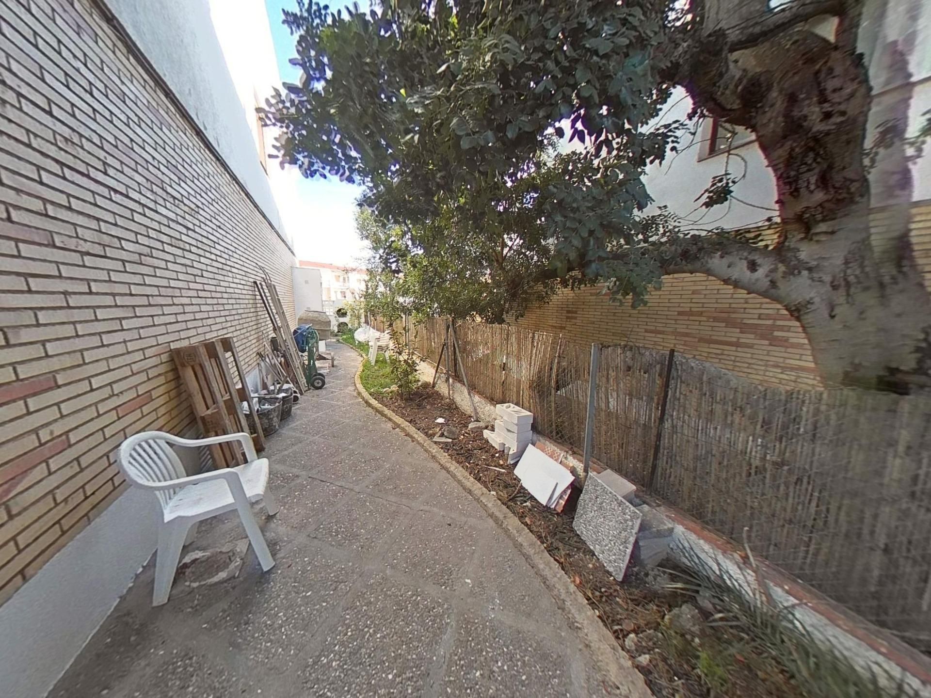 Vista exterior de Casa adosada en venda en El Vendrell amb Jardí privat i Parquet