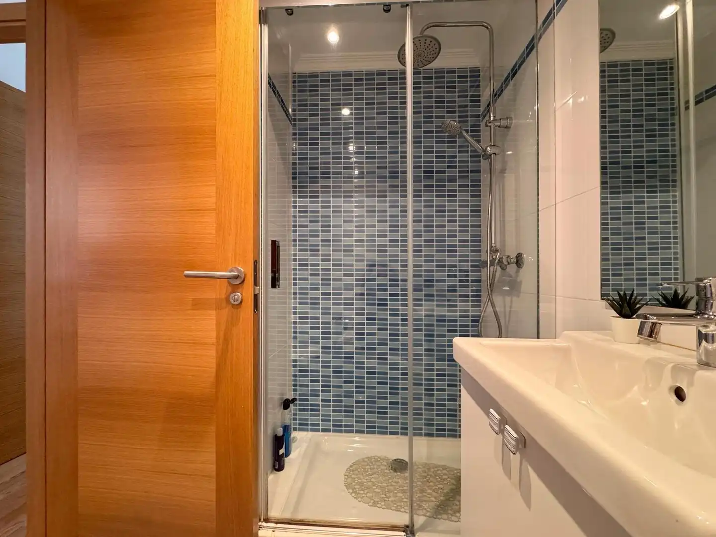 Baño de Piso de alquiler en Poio con Calefacción, Terraza y Amueblado