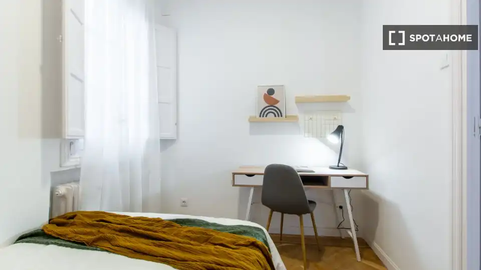 Bedroom of Flat for share in Centro
