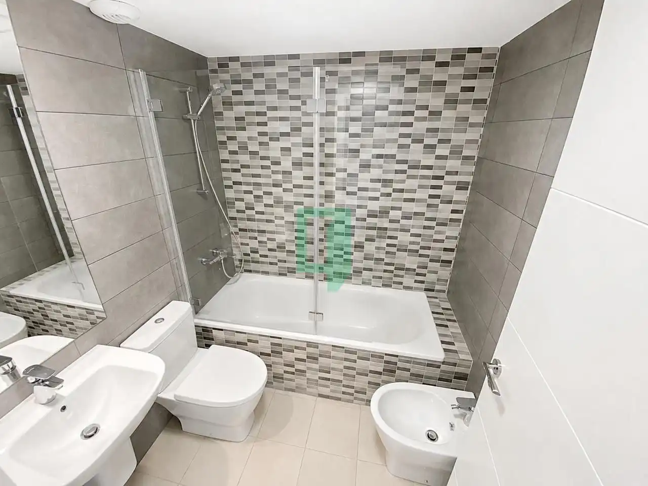 Bathroom of Flat for rent in Badalona  with Air Conditioner and Terrace