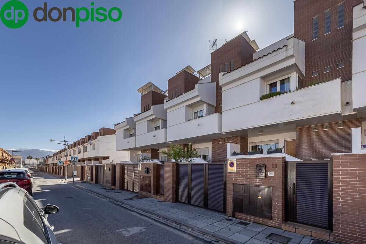 Vista exterior de Casa adosada en venda en Churriana de la Vega amb Aire condicionat, Calefacció i Terrassa