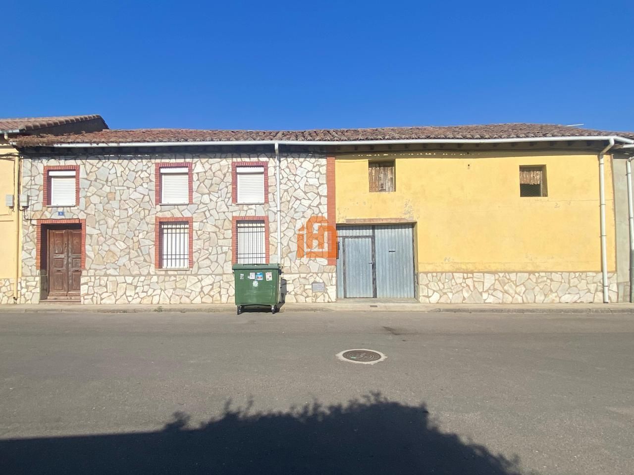 Vista exterior de Casa o xalet en venda en Santas Martas amb Jardí privat i Traster