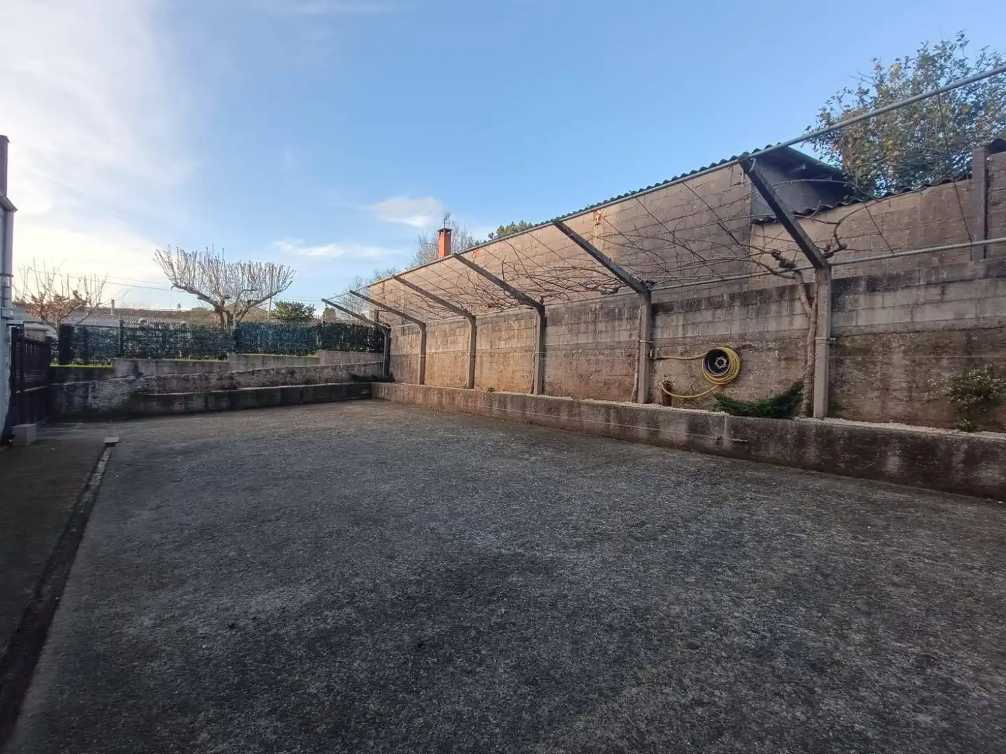 Außenansicht von Wohnung zum Verkauf in Touro mit Privatgarten, Terrasse und Abstellraum