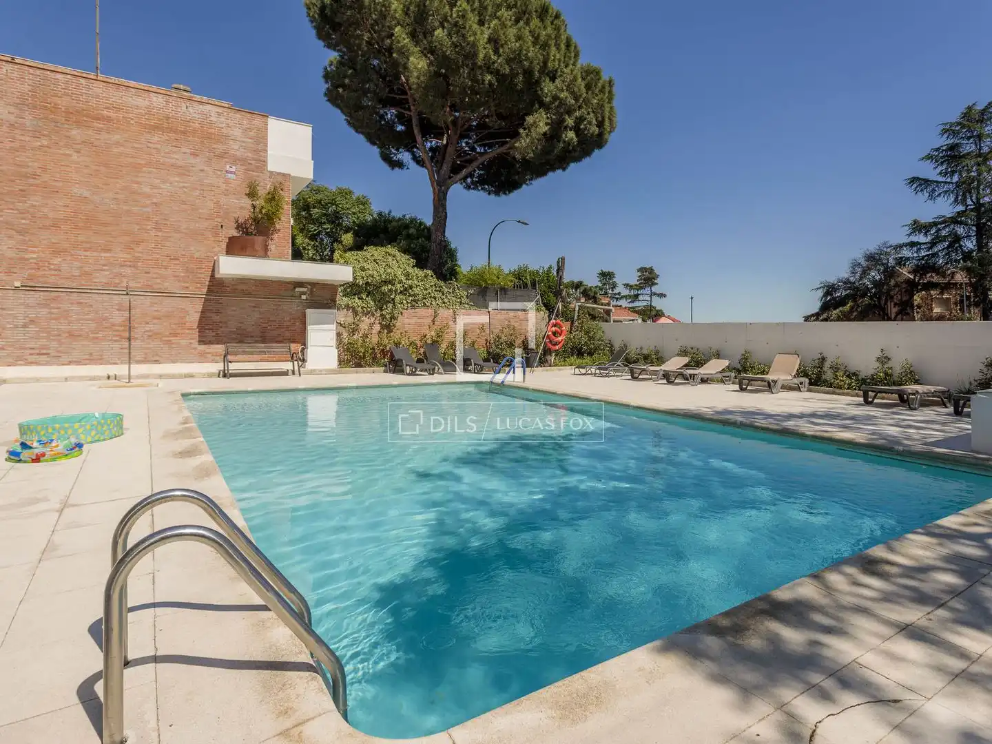 Swimming pool of Flat for rent in Madrid  with Air Conditioner, Heating and Private garden