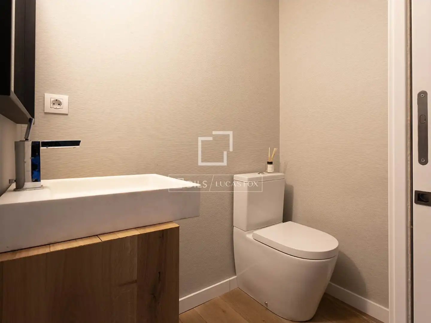 Badezimmer von Wohnung zum Verkauf in Barcelona mit Klimaanlage und Terrasse