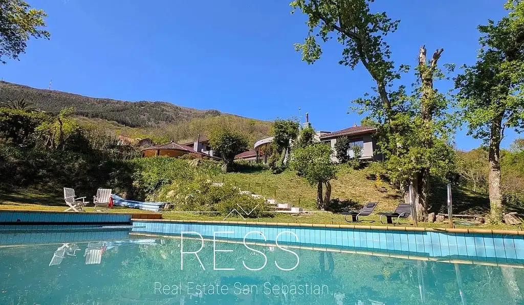 Vista exterior de Casa o xalet en venda en Hondarribia amb Aire condicionat, Jardí privat i Terrassa