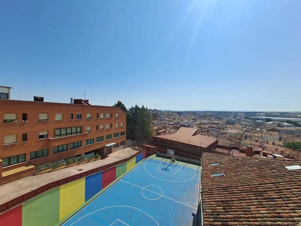 Vista exterior de Dúplex en venda en Burgos amb Calefacció, Traster i Balcó
