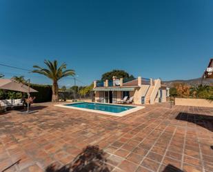 Vista exterior de Casa o xalet en venda en Alhaurín de la Torre amb Aire condicionat, Jardí privat i Terrassa