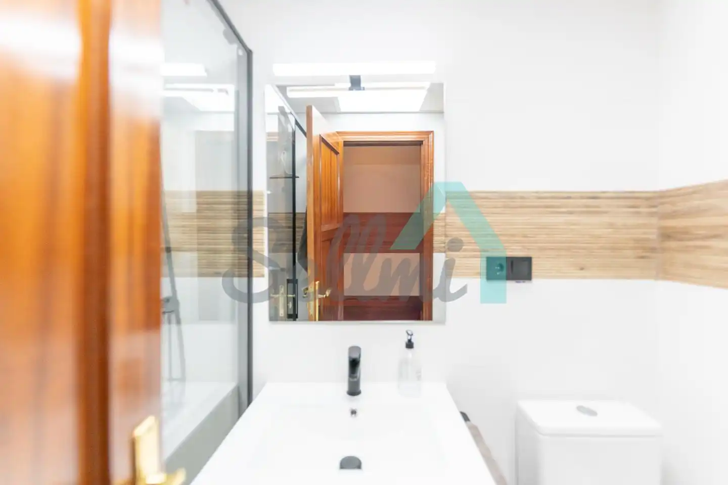 Baño de Estudio de alquiler en Oviedo  con Parquet y Amueblado