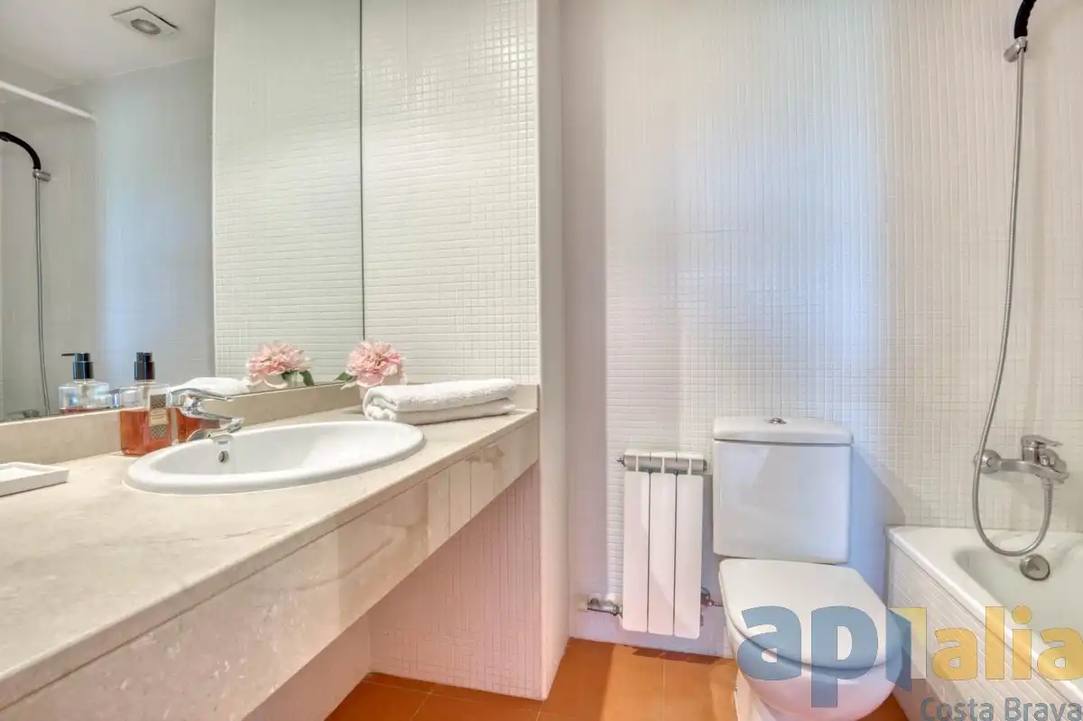 Bathroom of Attic for sale in Sant Feliu de Guíxols  with Terrace and Community pool