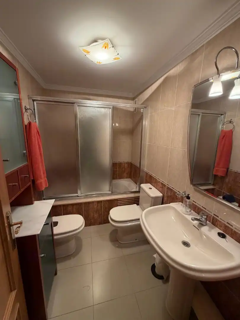 Badezimmer von Wohnung zur Miete in Lugo mit Heizung, Parkett und Abstellraum